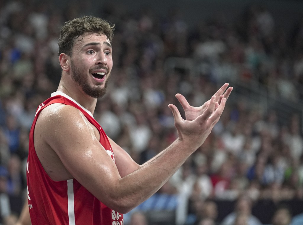 数据比小黑好…火箭记者抱怨：申京的MVP被抢劫了！